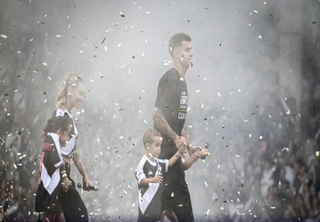  Philippe Coutinho é Recebido com Festa em São Januário por Torcida do Vasco 